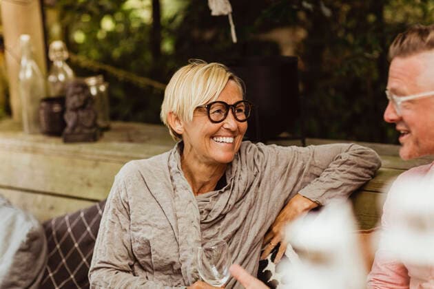 IMAGO Creative: Landleben - Essen Smiling grandmother looking at father while sitting in back yard Sweden, Gothenburg, model released, property released Copyright: xMaskotx , MA83780