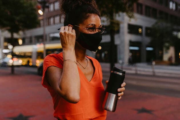 Creative Highlights Symbolbilder Businesswoman with protective face mask and insulated container in city Germany, Berlin, model released Copyright: xMaskotx , MA84195
