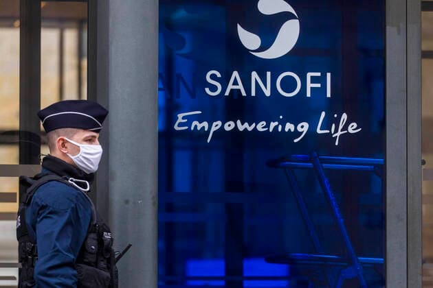Paris, France February 4, 2021 - Rally in front of the pharmaceutical giant Sanofi headquarters at the call of the CGT union, to protest against the cuts in research positions. Sanofi laboratories are far behind in the race for the vaccine. The multinational is now reduced to producing the vaccine developed by Pfizer BioNtech laboratories, and will therefore not be able to deliver its own before the last quarter of 2021 at the earliest NEWS, SANOFI, MANIFESTATION, RASSEMBLEMENT, BIG PHARMA, ENTREPRISE, CAC40, MULTINATIONALE, MEDICAMENTS, SANTE, SYNDICAT, INDUSTRIE PHARMACEUTIQUE, LICENCIEMENTS, SIEGE SOCIAL, LOGO, GENERIQUE, ILLUSTRATION, BUREAUX, POLICE, SURVEILLANCE, SECURITE  Copyright: xVincentxIsorex