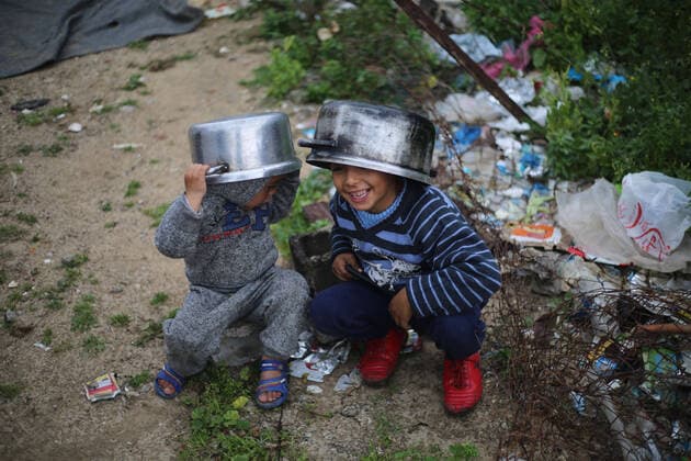 Bilder des Jahres 2021, News 02 Februar News Themen der Woche KW05 News Bilder des Tages February 4, 2021, Gaza City, The Gaza Strip, Palestine: Palestinian kids wait to have a hot meal, Samira Abu Amra a Palestinian women at Gaza city, make food from donations and distribute it on poor families Gaza City Palestine - ZUMAq100 20210204_zaa_q100_019 Copyright: xMahmoudxKhattabx