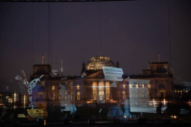 Bilder des Jahres 2021, News 02 Februar News Themen der Woche KW05 News Bilder des Tages Hologramm-Demo vor dem Reichstag Europa,Deutschland, Berlin, 04.02.2021: Vor der am Freitag tagenden Agrarministerkonferenz der Länder, protestieren Umweltschutzgruppen und die Arbeitsgemeinschaft bäuerliche Landwirtschaft mit einer Projektion vor dem Reichstag. *** Hologram demo in front of the Reichstag Europe,Germany, Berlin, 04 02 2021 Ahead of the conference of agriculture ministers of the German states, which will meet on Friday, environmental groups and the Arbeitsgemeinschaft bäuerliche Landwirtschaft (Working Group for Farming) are protesting with a projection in front of the Reichstag