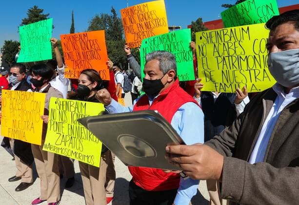 Restaurants workers protest next to the Monument to the Revolution in Mexico City, Mexico, 04 February 2021. Restaurants in Mexico City demanded with a cacerolazo that the authorities allow them to extend their hours and open inside the establishments, in addition to maintaining attention abroad. EFE Jose Pazos Restaurants in Mexico City ask with a cacerolazo to be able to open more hours !ACHTUNG: NUR REDAKTIONELLE NUTZUNG!  Copyright: xJosèxPazosx MEX4478 20210204-637480693534356085