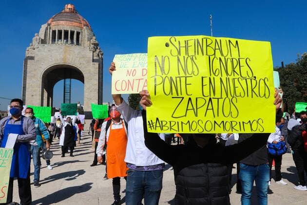 Restaurants workers protest next to the Monument to the Revolution in Mexico City, Mexico, 04 February 2021. Restaurants in Mexico City demanded with a cacerolazo that the authorities allow them to extend their hours and open inside the establishments, in addition to maintaining attention abroad. EFE Jose Pazos Restaurants in Mexico City ask with a cacerolazo to be able to open more hours !ACHTUNG: NUR REDAKTIONELLE NUTZUNG!  Copyright: xJosèxPazosx MEX4473 20210204-637480693543262411