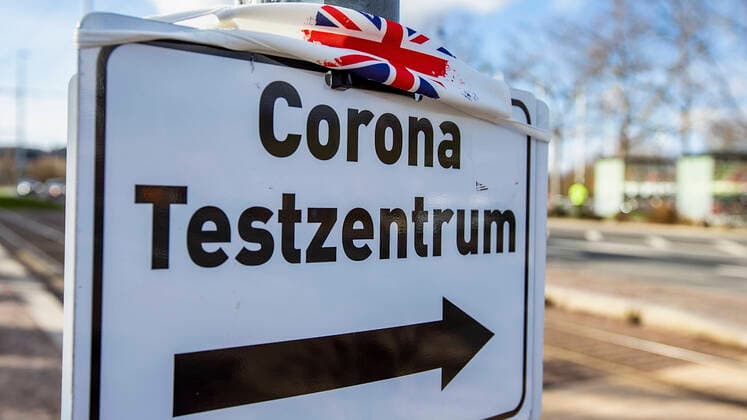 Wuerzburg, Talavera, 04 02 2021, The Corona Mutation from Great Britain and its Influence on the Century Pandemic Picture The directions to the test center on which a mouth guard with a Great Britain flag is hanging Copyright: HMBxMedia JulienxBecker