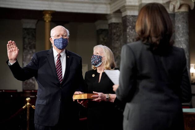 Bilder des Jahres 2021, News 02 Februar News Themen der Woche KW05 News Bilder des Tages Democratic Senator from Vermont Patrick Leahy (L) participates in a ceremonial swearing-in, with his wife Marcelle Pomerleau, as President Pro Tempore of the Senate, with his spouse Marcelle Leahy (R), and attended by U.S, Vice President Kamala Harris, in the Old Senate Chamber on Capitol Hill in Washington, DC, on Thursday, February 4, 2021. Leahy will preside over the Impeachment trial of Donald Trump next week. Pool  WAXP20210204172 GregxNash