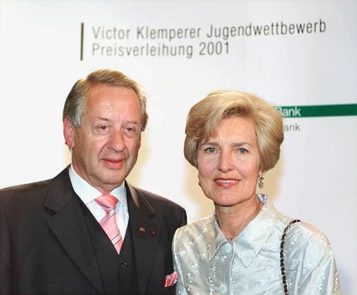 Foto: IMAGO. Herrmann phone: Thema: Verleihung des Victor-Klemperer-Preises in Berlin. Paul Spiegel mit Friede Springer *** Photo IMAGO Herrmann phone Topic Awarding of the Victor Klemperer Prize in Berlin Paul Spiegel with Friede Springer Copyright: xEventpressxHerrmannx