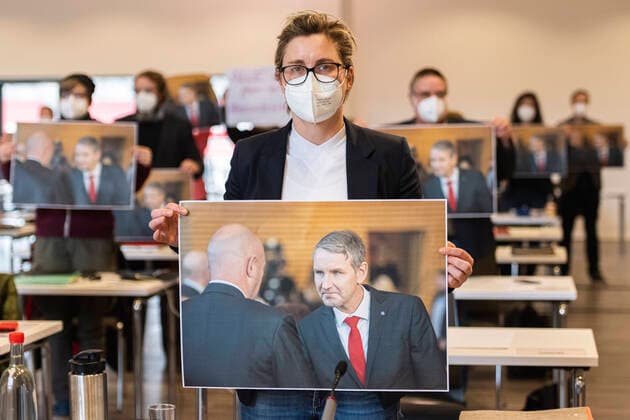 Bilder des Jahres 2021, News 02 Februar News Themen der Woche KW05 36. PLENARSITZUNG IM THÜRINGER LANDTAG 05 02 2021 - Erfurt: Aktion unter dem Motto ãMehr Blumen! Kein Handschlag mit Faschisten.Ò zur Erinnerung an die Landtagswahl in Thüringen am 5. Februar 2020 von DIE LINKE, SPD und Bündnis 90 DieGrünen in der 36. Plenarsitzung des Thüringer Landtags in der Arena Erfurt am 5. Februar 2021. Susanne Hennig-Wellsow (Die Linke) hält eins der Fotos. _________________ *** 36 PLENARY SESSION IN THE THURINGIAN LANDTAG 05 02 2021 Erfurt Action under the motto ÒMore flowers No handshake with fascists Ò to commemorate the state election in Thuringia on February 5, 2020 by DIE LINKE, SPD and Bündnis 90 DieGrünen in the 36 plenary session of the Thuringian Parliament in the Arena Erfurt on February 5, 2021 Susann