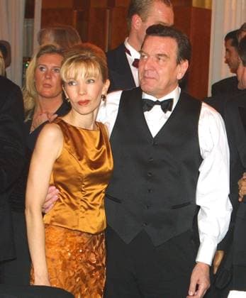 Copyright: IMAGO. . Thema: 50. Bundespresseball in Berlin mit: Bundeskanzler Gerhard Schröder mit Ehefrau, Frau Doris Schrüder-Köpf *** Copyright IMAGO Topic 50 Federal Press Ball in Berlin with Chancellor Gerhard Schröder with wife, Mrs. Doris Schrüder Köpf Copyright: xEventpressxHerrmannx