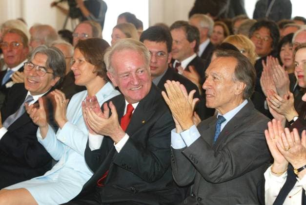 Abbado Foto: IMAGO. Herrmann : Thema: Der Chefdirigent und kuenstlerischer Leiter der Berliner Philharmoniker Claudio Abbado wurde am sonntag mittag im Rahmen einer musikalischen Matinee von Bundesräsidenten Johannes Rau mit dem Großen Verdienstkreuz mit Stern des Verdienstordens der BRD ausgezeichnet. Beifall fuer seine Musiker *** Abbado Photo IMAGO Herrmann Theme The chief conductor and artistic director of the Berlin Philharmonic Claudio Abbado was awarded the Great Cross of Merit with Star of the Order of Merit of the Federal Republic of Germany by German President Johannes Rau at a musical matinee on Sunday afternoon Applause for his musicians Copyright: xEventpressxHerrmannx