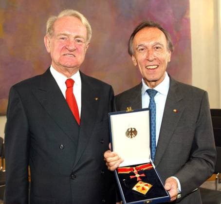 Abbado Foto: IMAGO. Herrmann : Thema: Der Chefdirigent und kuenstlerischer Leiter der Berliner Philharmoniker Claudio Abbado wurde am sonntag mittag im Rahmen einer musikalischen Matinee von Bundesräsidenten Johannes Rau mit dem Großen Verdienstkreuz mit Stern des Verdienstordens der BRD ausgezeichnet. *** Abbado Photo IMAGO Herrmann Thema The chief conductor and artistic director of the Berlin Philharmonic Claudio Abbado was awarded the Great Cross of Merit with Star of the Order of Merit of the Federal Republic of Germany by German President Johannes Rau at a musical matinee on Sunday afternoon. Copyright: xEventpressxHerrmannx