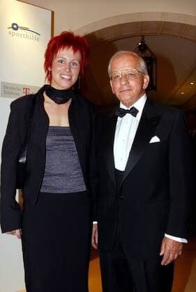Sportpyramide Copyright: IMAGO. Herrmann : Thema: Verleihung der Goldenen Sportpyramide 2002 im Hotel Adlon in Berlin am 10.05.02 mit den Gaesten: Kati Wilhelm und Hans-Günter Winkler Die Verleihung fand waehrend einer Benefiz-Gala in diesem Jahr zum dritten Mal statt. Weiterer Pressetext unter .sporthilfe.de *** Sportpyramide Copyright IMAGO Herrmann Subject Awarding of the Golden Sportpyramide 2002 in the Hotel Adlon in Berlin on 10 05 02 with the guests Kati Wilhelm and Hans Günter Winkler The awarding took place during a charity gala this year for the third time Further press text at sporthilfe de Copyright: xEventpressxHerrmannx