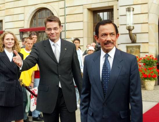 Copyright IMAGO Herrmann Theme The Sultan of Brunei in front of the Hotel Adlon Copyright: xEventpressxHerrmannx