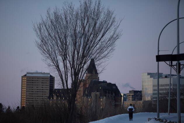 February 5, 2021, Saskatoon, SK, Canada: Pedestrians walk by the South Saskatchewan River during an extreme cold warning in Saskatoon, Sask. on Friday, February 5, 2021. Saskatoon Canada  - ZUMAc35_ 20210205_zaf_c35_006 Copyright: xKaylexNeisx