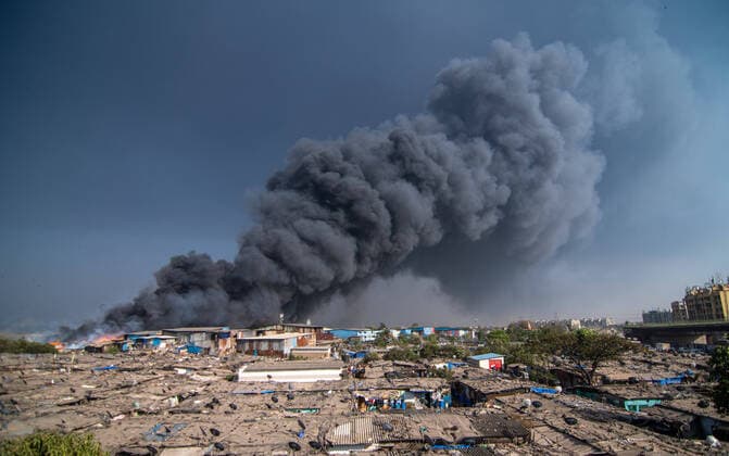 Bilder des Jahres 2021, News 02 Februar News Themen der Woche KW05 News Bilder des Tages MUMBAI, INDIA - FEBRUARY 5: Smoke billows from a fire accident at a scrap yard in Mankhurd, on February 5, 2021 in Mumbai, India. The incident took place around 2:45 pm on Friday. Local residents stated that the fire spread originated in a nearby scrapyard and spread steadily within minutes soon after it broke out. The Mumbai Fire Brigade (MFB) has pressed 13 fire engines into service along with 11 jumbo water tankers. (Photo by Pratik Chorge Hindustan Times ) Major Fire Breaks Out At A Scrapyard In Mankhurd; No One Injured
