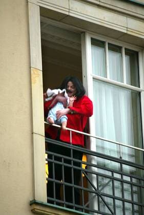 Jackson Copyright IMAGO Herfort Theme Michael Jackson in Berlin Lives in the Hotel Adlon Michael shows the fans in front of the hotel his child Copyright: xEventpressxHerrmannx