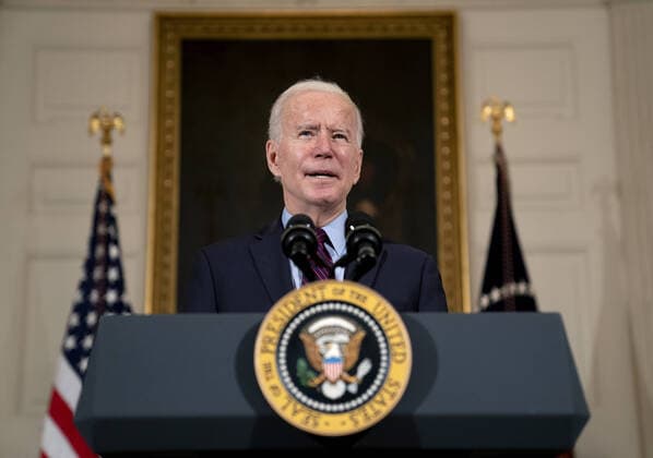 Bilder des Jahres 2021, News 02 Februar News Themen der Woche KW05 News Bilder des Tages President Joe Biden speaks about the economy in the State Dining Room of the White House in Washington on Friday, February5, 2021. Pool  WAXP2021020536 StefanixReynolds