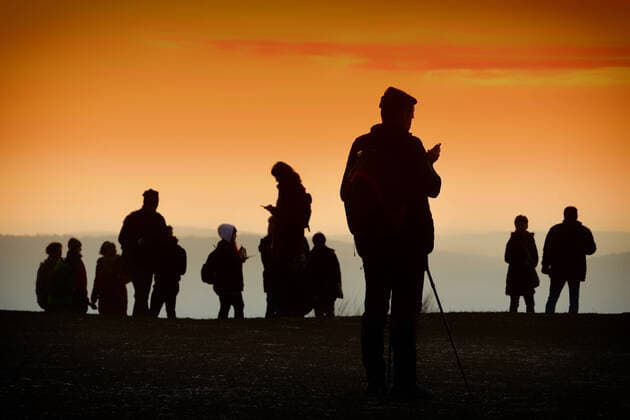 Bilder des Jahres 2021, News 02 Februar News Themen der Woche KW05 News Bilder des Tages February 5, 2021, Kozakov, Czech Republic: People are watching the cell phone through the early evening in the Bohemian Paradise (100 kilometers north from Prague) during the COVID-19 pandemic in the Czech Republic. Kozakov Czech Republic - ZUMAr156 20210205_zap_r156_002 Copyright: xSlavekxRutax