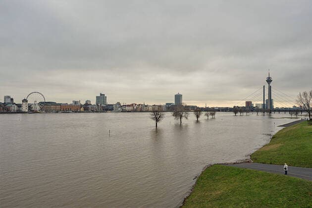 Bilder des Jahres 2021, News 02 Februar News Themen der Woche KW05 Duesseldorf, Deutschland 05. Februar 2021: Blick in Richtung Düsseldorf von der Oberkasseler Brücke bei Hochwasser am Ufer steht eine Person und schaut auf den Rhein. Nordrhein Westfalen *** Duesseldorf, Germany 05 February 2021 View in direction of Duesseldorf from the Oberkasseler bridge at high water on the bank a person stands and looks at the Rhine North Rhine Westphalia Copyright: xFotostandx xGrosshantenx