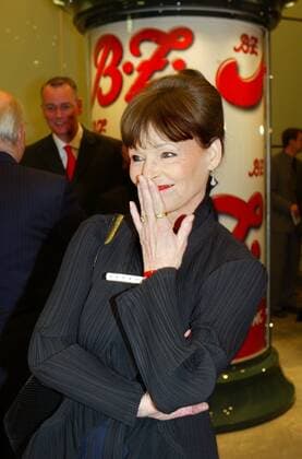 BZ Kulturpreis 2004 Copyright: IMAGO. Herrmann 27.01.2004 Angelika Domröse Thema: Verleihung des B.Z. Kulturpreises in der neuen Ulsteinhalle bei Springer in Berlin. *** BZ Culture Award 2004 Copyright IMAGO Herrmann 27 01 2004 Angelika Domröse Theme Award ceremony of the B Z Culture Award in the new Ulsteinhalle at Springer in Berlin Copyright: xEventpressxHerrmannx