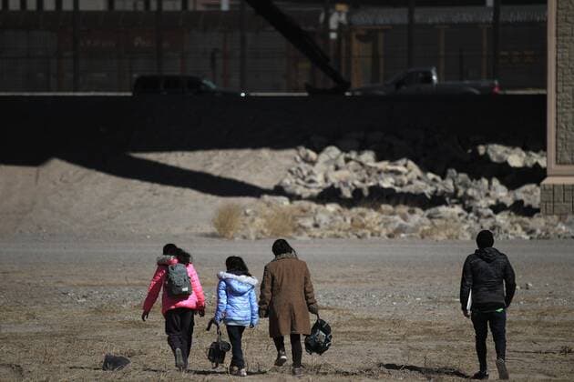 Dozens of Central American migrants with children cross the Rio Bravo to the United States, from the border of Ciudad Juarez, in the state of Chihuahua, Mexico, 05 February 2021. With this action and the hope that from now on the administration of the new US president Joe Biden will soften immigration policies, they are venturing into a tumultuous exodus, but the reality is different; Many of them are being detained by the Border Patrol and returned to their country with no belongings other than what they are wearing. They are taking everything from us, said one of the returnees. EFE Luis Torres Exodus of Central American migrants at the northern border of Mexico !ACHTUNG: NUR REDAKTIONELLE NUTZUNG!  Copyright: xLuisxTorresx MEX4595 20210206-637481768793850630