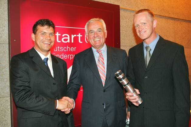 Gründerpreis 2004 Henning Stratmann , Peter Hartz und Herbert Funke Copyright: IMAGO. Herrmann 22.06.2004 Thema: StartUp-Initiative zür Förderung von Existenzgründern vergab zum dritten Mal im ZDF Zollernhof den Deutschen Gründerpreis 2004 für herausragende Leistungen beim Aufbau neuer Unternehmen in Deutschland. Den Deutschen Gründerpreis in der Kategorie Aufsteiger erhielt die Funke & Will AG aus Großenhain (Sachsen) für das schnelle und stetige Wachstum ihres Unternehmens. Startschuss war die Vorstellung eines Prototypen 1999 auf der IAA in Frankfurt Main. Das Auto - ein spartanisch ausgestatteter Rennwagen und das schnellste Cabrio der Welt - sollte zunächst nur Blickfang für die großen Hersteller der Automobilbranche sein. Heute Copyright: xEventpressxHerrmannx
