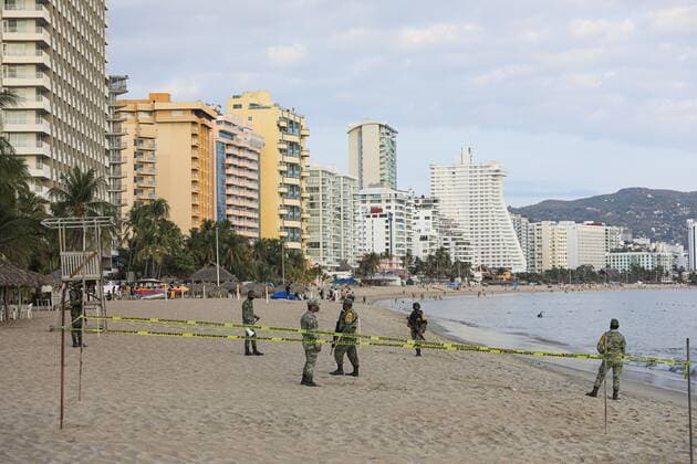 Mexican Army soldiers guard an empty beach, in Acapulco, state of Guerrero, Mexico, 05 February 2021. Mexico reported 13,051 new infections by covid-19 in the last 24 hours, for a total of 1,912,871 confirmed infections, the Ministry of Health said this Friday. Mexico adds 13,051 new infections per covid-19 and exceeds 1.91 million !ACHTUNG: NUR REDAKTIONELLE NUTZUNG! Copyright: xDAVIDxGUZMANxGONZALEZx MEX4623 20210206-637481809100738669