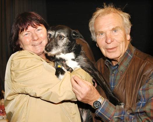 Hundecasting im Theater am Kurfürstendamm Copyright: IMAGO. Krohn 12.10.2004 Thema : Regisseur Klaus Gendries mit seinem Favoriten Pinschermix Jenny (9) und dessen Frauchen Ingrid Jung-Fringel beim beim Hundecasting im Theater am Kurfürstendamm für die Produktion Die Abenteuer des braven Soldaten Schwejk .Regisseuer Klaus Gendries sucht als vierbeinigen Bühnenpartner für Schwejk-Darssteller Walter Plathe einen : Pinscher,ca 30 cm groß, ruhiges Wesen und freches Gesicht . ca 30 Hundebesitzer brachten ihre Lieblinge mit. 6 davon kamen in die engere Auswahl.Am 28.11. ist Premiere. Regisseur Klaus Gendries : Jetzt testen wir die sechs erst mal auf Bühnentauglichkeit. *** Dog casting at the Theater am Kurfürstendamm Copyright I Copyright: xEventpressxKrohnx