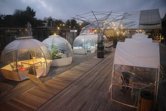 Bilder des Jahres 2021, News 02 Februar News Themen der Woche KW05 News Bilder des Tages (210205) -- JERUSALEM, Feb. 5, 2021 -- People sit in an outdoor dining bubble amid the COVID-19 pandemic in Jerusalem, on Feb. 5, 2021. (Photo by Xinhua) MIDEAST-JERUSALEM-COVID-19-DINING BUBBLE MuammarxAwad 