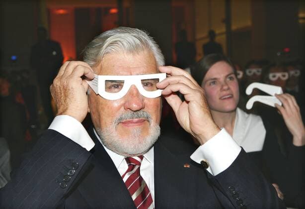 Hoerfilmpreis Copyright: IMAGO. Herrmann 13.12.2004 Thema: Der Blinden und Sehbehindertenverband verlieh den Hoerfilmpreis 2004 durch Schirmherr Mario Adorf im Atrium der Deutschen Bank Berlin die Gaeste durften sich eine Brille aufsetzen , mit der man so viel sieh, wie ein sehbehinderter Mensch - alles verschwommen. *** Hoerfilmpreis Copyright IMAGO Herrmann 13 12 2004 Topic The association for the blind and visually impaired awarded the Hoerfilmpreis 2004 by patron Mario Adorf in the atrium of the Deutsche Bank Berlin the guests were allowed to put on glasses with which one can see as much as a visually impaired person can see everything blurred. Copyright: xEventpressxHerrmannx