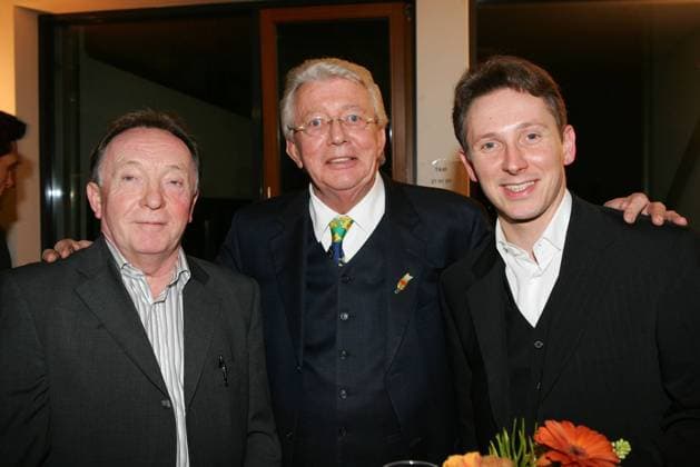 ZDF Flutopfer Gala Copyright: IMAGO. Herrmann 04.01.2005 Thema: ZDF Flutopfer Gala Spendengala mit den Gaesten: Peter Sodann , Thomas Dieter Heck und Helmut Lotti *** ZDF Flood Victims Gala Copyright IMAGO Herrmann 04 01 2005 Topic ZDF Flood Victims Gala Donation Gala with guests Peter Sodann , Thomas Dieter Heck and Helmut Lotti Copyright: xEventpressxHerrmannx