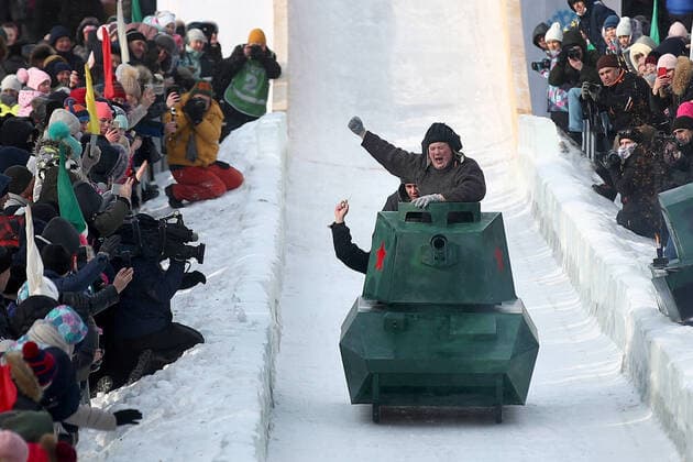 Bilder des Jahres 2021, Entertainment 02 Februar Entertainment Themen der Woche KW05 News Bilder des Tages TATARSTAN, RUSSIA - FEBRUARY 6, 2021: Participants enjoy riding a sledge of their own design during the SunnyFEST sledge art festival in the town of Mamadysh, 167km east of Kazan. Yegor Aleyev TASS  TS0F6120