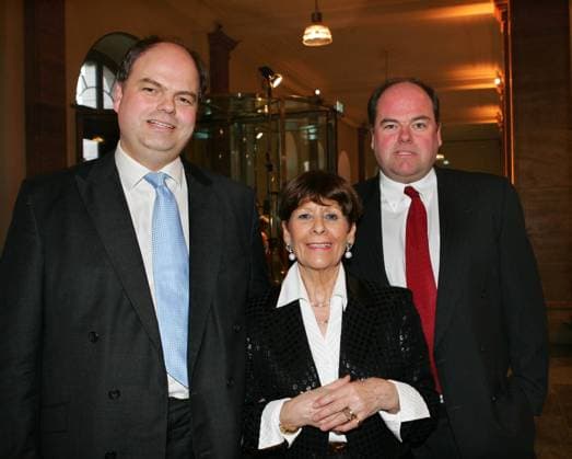 Kohl Geburtstag Copyright: IMAGO. Herrmann 11.04.2005 Thema: Gala zum 75. Geburtstag von Albundeskanzler Dr. Helmut Kohl im Schlueterhof des Deutschen Historischen Museum mit den Gaesten: dien Soehne von Kohl , Peter und walter mit seiner Sekretaerin Juliane Weber *** Kohl Birthday Copyright IMAGO Herrmann 11 04 2005 Theme Gala for the 75th birthday of Chancellor Dr Helmut Kohl in the Schlueterhof of the German Historical Museum with the guests the sons of Kohl , Peter and walter with his secretary Juliane Weber Copyright: xEventpressxHerrmannx