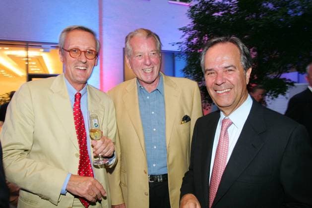Filiale der Zukunft Copyright: IMAGO. Herrmann 08.09.2005 Mark-Aurel von Dewitz mit Horst G. Weiss , und Prof. Dieter Stolte Thema: VIP-ERöffnung der Filiale der Zukunft der Deutschen Bank in Berlin im Quartier 110 in der Friedrichstrasse. Dort stehen fast 2 Dutzend Bankberater bereit um von 10.00 bis 20.00 von Montag bis Sonnabend für den Kunden da zu sein. Die DB spricht vor allem damit den Privatkunden also auch den normalen Bürger mit dieser Dienstleistung, der gern beraten sein will. *** Branch of the Future Copyright IMAGO Herrmann 08 09 2005 Mark Aurel von Dewitz with Horst G Weiss , and Prof Dieter Stolte Topic VIP Opening of the Branch of the Future of the Deutsche Bank in Berlin in Quartier 110 in Friedrichstrasse There are a Copyright: xEventpressxHerrmannx
