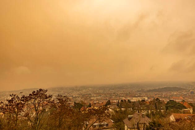 Seltenes Wetterphänomen in Stuttgart und ganz Süddeutschland. Staub und Sand aus der Sahara liegen in der Luft und färben den Himmel schwefelgelb. Gleichzeitig ist die Sichtweite begrenzt. 06.02.2021, Deutschland, Baden-Württemberg, Stuttgart. *** Rare weather phenomenon in Stuttgart and the whole of southern Germany Dust and sand from the Sahara lie in the air and colour the sky sulphur yellow At the same time visibility is limited 06 02 2021, Germany, Baden Württemberg, Stuttgart