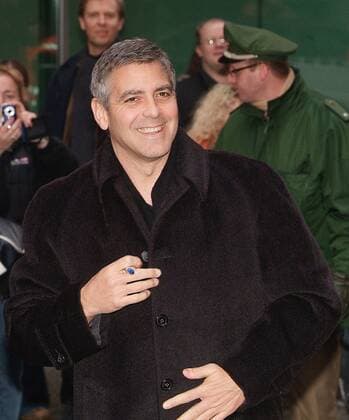 George Clooney in Berlin Copyright: IMAGO. Radke 10.02.2006 Thema: Berlinale 2006 : Premiere von Syriana mit George Clooney (Keywords: Schauspieler, Autogramm, Berlinale, Palast, Filmfestspiele, Preis) *** George Clooney in Berlin Copyright IMAGO Radke 10 02 2006 Theme Berlinale 2006 Premiere of Syriana with George Clooney Keywords actor, autograph, Berlinale, palace, film festival, award Copyright: xEventpressxRadkex
