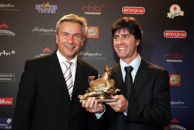 Goldene Henne 2006 Copyright: IMAGO. Herrmann 20.09.2006 Thema: Verleihung der Goldene Henne 2006 im Friedrichstadtpalast Berlin mit : Preistraeger Deutsche Fussballmannschaft vertreten durch Joachim Loew Laudator Klaus Wowereit *** Goldene Henne 2006 Copyright IMAGO Herrmann 20 09 2006 Topic Award of the Goldene Henne 2006 in the Friedrichstadtpalast Berlin with prize winner German football team represented by Joachim Loew Laudator Klaus Wowereit Copyright: xEventpressxHerrmannx