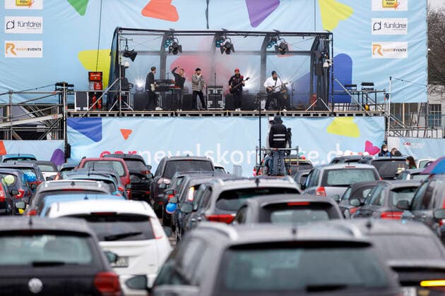 City fringe at car concert Bonnlives carnival session 1 at Südstadion Due to the ongoing corona crisis, carnival events are largely cancelled this year, Colognes Rose Monday procession will only take place virtually, concerts are subject to strict restrictions Cologne, 06 02 2021 Foto:xC.xHardtx xFuturexImage