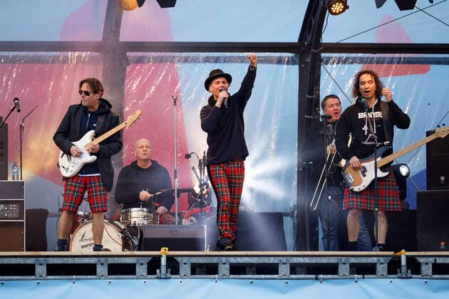 Harry Alfter, Peter Bring, Christian Blüm and Stephan Brings of Brings at the car concert Carneval session 1 of Bonnlive at the Südstadion Due to the ongoing corona crisis, carnival events are largely cancelled this year, the Cologne Rose Monday procession will only take place virtually, concerts are subject to strict restrictions Cologne, 06 02 2021 Foto:xC.xHardtx xFuturexImage
