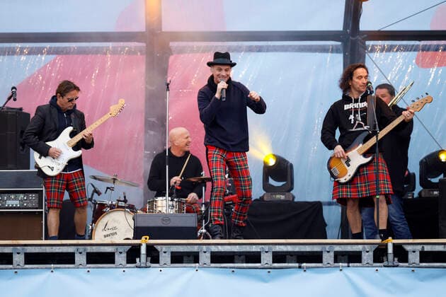Harry Alfter, Peter Bring, Christian Blüm and Stephan Brings of Brings at the car concert Carneval session 1 of Bonnlive at the Südstadion Due to the ongoing corona crisis, carnival events are largely cancelled this year, the Cologne Rose Monday procession will only take place virtually, concerts are subject to strict restrictions Cologne, 06 02 2021 Foto:xC.xHardtx xFuturexImage