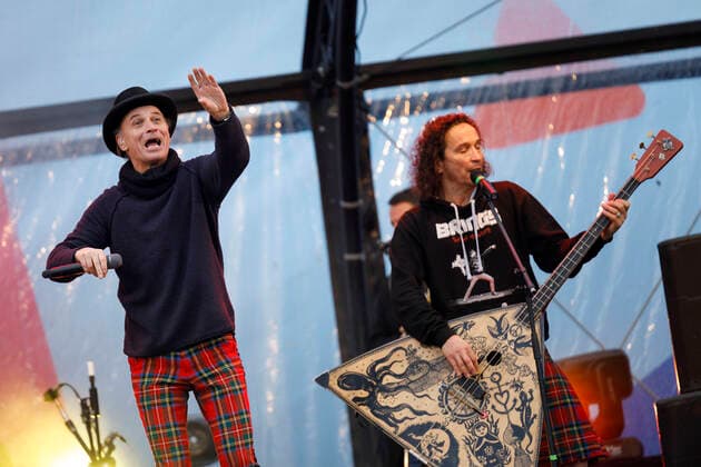 Stephan Brings and Peter Brings of Brings at the car concert Carneval session 1 of Bonnlive at the Südstadion Due to the ongoing corona crisis, carnival events are largely cancelled this year, the Cologne Shrove Monday procession will only take place virtually, concerts are subject to strict restrictions Cologne, 06 02 2021 Foto:xC.xHardtx xFuturexImage