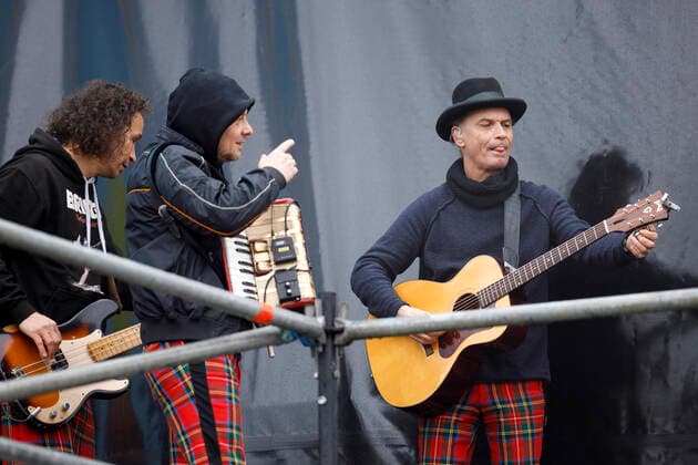 Stephan Brings, Kai Engel, Peter Brings of Brings at car concert Carneval session 1 of Bonnlive at the Südstadion Due to the ongoing corona crisis, carnival events are largely cancelled this year, the Cologne Shrove Monday procession will only take place virtually, concerts are subject to strict restrictions Cologne, 06 02 2021 Foto:xC.xHardtx xFuturexImage