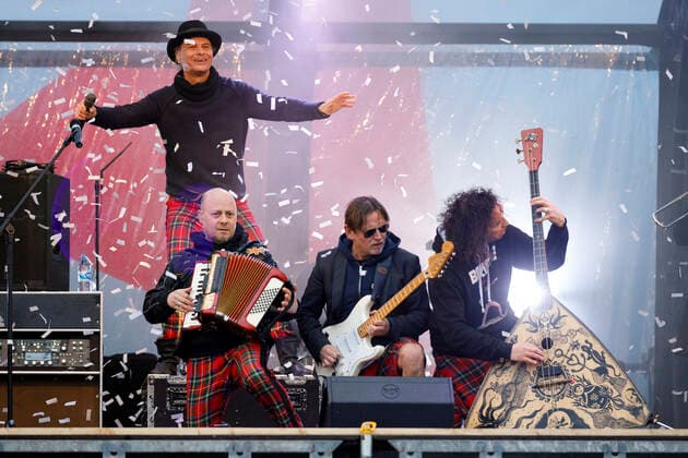 Kai Engel, Peter Brings, Harry Alfter and Stephan Brings of Brings at the car concert Carneval session 1 of Bonnlive at the Südstadion Due to the ongoing corona crisis, carnival events are largely cancelled this year, the Cologne Shrove Monday procession will only take place virtually, concerts are subject to strict restrictions Cologne, 06 02 2021 Foto:xC.xHardtx xFuturexImage
