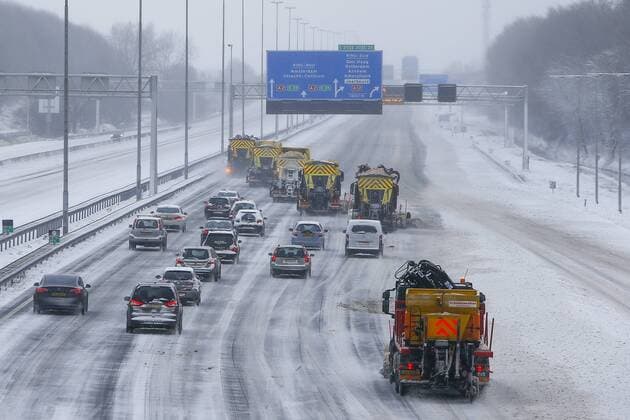 Bilder des Jahres 2021, News 02 Februar News Themen der Woche KW05 News Bilder des Tages UTRECHT, 07-02-2021 , Dutchnews, Snow blades on the A2 motorway near Utrecht Snow blades on the A2 motorway near Utrecht  x10707287x Copyright:
