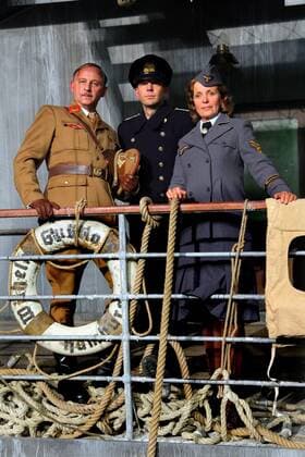 Wilhelm Gustloff Copyright: IMAGO. Herrmann 12.07.2007 Alexander Held als ( PG Escher ) , Kai Wiesinger als ( Schiffsoffizier Hellmut Kehding ) und Ulrike Kriener als ( Berta Burkat ) Thema: Im Hanger 2 des Flughafen Berlin Tempelhof wird zur Zeit der ZDF Zweiteiler mit dem Arbeitstitel: Hafen der Hoffnung - Die letzte Fahrt der Wilhelm Gustloff gedreht. Mit einem Etat von mehr als zehn Millionen Euro ist das Flüchtlingsdrama der bisher teuerste UFA-Film, wie Produzent Norbert Sauer berichtet. Es wird ein Antikriegsfilm, der die Leute wachrütteln soll. Die Hauptrollen in dem prominent besetzten Flüchtlingsdrama spielen Kai Wiesinger, Heiner Lauterbach, Dana Vávrová, Detlev Buck, Ulrike Kriener und Michael Mendl. Etwa 55 Überlebe Copyright: xEventpressxHerrmannx