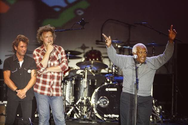 Benefizkonzert Zukunft Copyright : IMAGO. Adolph Datum : 01.07.2007 Thema : Peter Maffay , Wolfgang Niedecken und Desmond Tutu Nationale und internationale Superstars spielten am Sonntag ohne Gage im Bochumer RuhrCongress im Rahmen des Benefizkonzertes HERAUSFORDERUNG ZUKUNFT für den guten Zweck . Die Gesamterlöse des Konzertes kommen dem Desmond Tutu Peace Center in Kapstadt und der MILAGRO Foundation, welche von Deborah und Carlos Santana gegründet wurde, zugute. Die MILAGRO - Foundation fördert weltweit Projekte für Kinder und Jugendliche, der Schwerpunkt der Projekte liegt auf den Bereichen Bildung, Kultur, Erziehung und Medizin. *** Benefit Concert Future Copyright IMAGO Adolph Date 01 07 2007 Theme Peter Maffay , Wolfgang Nie Copyright: xEventpressxAdolphx