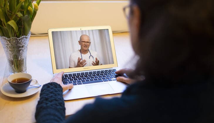 Thema: Teledoktor. Arzt spricht mit einer Patientin per Video-Chat. Bonn Deutschland *** Topic Teledoctor Doctor Talks to a Patient via Video Chat Bonn Germany Copyright: xUtexGrabowsky photothek.netx