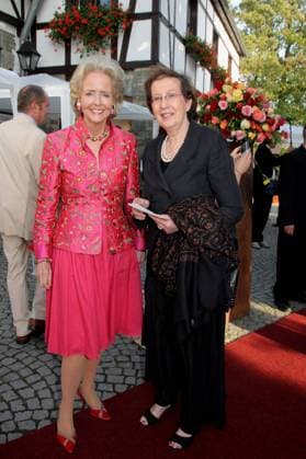 Das Schafhof-Festival fuer UNICEF Isa Graefin von Hardenberg mit Heide Simonis Thema: Schafhof Gala mit der Philharmonie der Nationen unter der Leitung von Justus Frantz und der Koeniglich Spanischen Reitschule in der Reithalle bei Kronberg. Copyright: IMAGO. Herrmann Datum: 14.09.2007 Fest fuer Kinderrechte geht in die vierte Runde Schafhof-Festival fuer UNICEF sammelt fuer Hilfsprojekte in Kambodscha Das Schafhof-Festival fuer UNICEF ist auf diese Weise mittlerweile bereits zu einer festen Groeße als Benefizveranstaltung und Familienfest in der Rhein-Main-Region avanciert. Auch bei der Prominenz aus Sport, Politik, Wirtschaft und Show erfreut es sich hoher Beliebtheit. In diesem Jahr lädt die Initiatorin zum Galaabend in ihre Reithalle z Copyright: xEventpressxHerrmannx