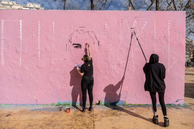 Bilder des Jahres 2021, Entertainment 02 Februar Entertainment Themen der Woche KW05 News Bilder des Tages February 7, 2021, Barcelona, Spain: Artists are seen painting a graffiti with a portrait of Pablo Hasel on one of the walls at the Les Tres Ximeneies gardens..Artists have painted various murals at the Tres Xemeneies gardens to demand the freedom of the rapper and poet Pablo Hasel sentenced to nine months in prison accused of crimes of insults against the crown and institutions and glorification of terrorism derived from the lyrics of his songs. Barcelona Spain - ZUMAs197 20210207_zaa_s197_261 Copyright: xPacoxFreirex