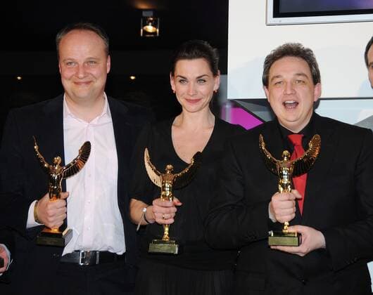 JUPITER - Verleihung 2008 von CINEMA Die Preistraeger Oliver Welke, Christiane Paul und Oliver Kalkofe ( Bester Film Deutschland) bei der JUPITER - Verleihung 2008 von CINEMA in der PURO Sky Lounge im Europacenter in Berlin am 18.04.2008. Copyright : IMAGO. Mathias Krohn EVENTPRESS *** JUPITER Awards 2008 by CINEMA The award winners Oliver Welke, Christiane Paul and Oliver Kalkofe Best Film Germany at the JUPITER Awards 2008 by CINEMA in the PURO Sky Lounge at the Europacenter in Berlin on 18 04 2008 Copyright IMAGO Mathias Krohn EVENTPRESS Copyright: xEventpress MathiasxKrohnx