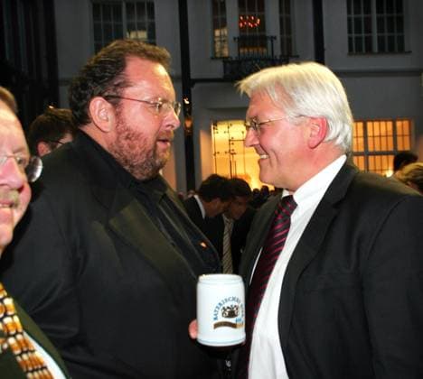 Steinmeier Bier Botschafter Ottfried Fischer ließ es nicht nehmen Steinmeier selber zu gratulieren Pünktlich am Tag des Deutschen Bieres kürte der Brauer-Bund am Mittwoch abend einen prominenten Sozialdemokraten zum Botschafter des Bieres . Er geht an Vizekanzler und Bundesaussenminister Frank-Walter Steinmeier in der bayerischen Vertretung in Berlin. Vorgänger von Steinmeier waren unter anderem Landwirtschaftsminister Horst Seehofer der die Laudatio uebernahm. Im Verhaeltnis zur Anzahl der getrunkenen Kruege Bier fand frank-Walter Steinmeier seien neuen Botschafterposten im toller. Außenminister Frank-Walter Steinmeier (SPD) übernimmt am 23. April einen Botschafterposten Copyright: IMAGO. Datum : 23.04.2008 IMAGO. Foto und N Copyright: xEventpressx